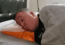 Arriva il cuscino per bere la birra prima di andare a dormire!