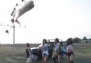 Mentre le ragazze ballano, un Boing 747 fa un 360 sulle loro teste! (video)