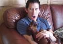 Ragazzo canta insieme al proprio cane!