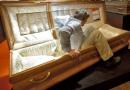 Dichiarato morto: si accorgono che è vivo durante il funerale