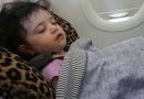 Il pianto della bambina minacia la sicurezza: famiglia espulsa dall'aereo