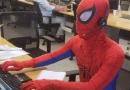Uomo si licenzia e passa il suo ultimo giorno di lavoro vestito da Spiderman
