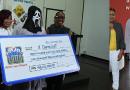 Vince alla lotteria ma per ritirare il premio si presenta in maschera per non farsi riconoscere