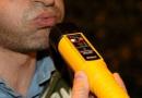 Lo fermano per l'alcol test e lui cerca di coprire l'alito spurzzandosi del deodorante in bocca!