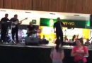 Centro commerciale si allaga: la band comincia a suonare Titanic!