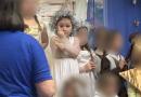 Bimba partecipa al presepe scolastico tenendo il dito medio alzato per oltre 20 minuti!