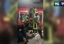 Viaggia sul soffietto che unisce i due vagoni del treno