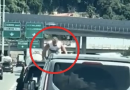 Fa le flessioni sull’auto in movimento
