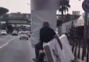 Trasporta i materassi con lo scooter
