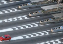 Scende per pagare il pedaggio e l'auto riparte da sola