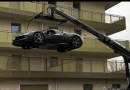 Parcheggia la Ferrari sul balcone, vicini infuriati
