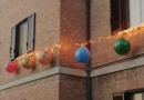 Appendono 5 palle per Natale ma i vicini protestano
