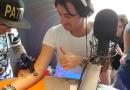 Marco Mazzoli si tatua in diretta in onore di Leone: "Auz!" è il suo quarto tatuaggio