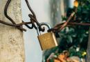 Occupano la sua casa mentre è dalla figlia
