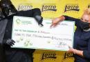 Vince alla lotteria e raccoglie il premio vestito da Darth Vader