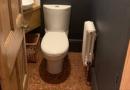 Uomo trasforma il pavimento del bagno con centinaia di monete!