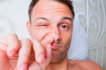 Si rompe arteria del naso a forza di scaccolarsi