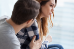 È davvero amore o stai solo facendo da genitore al tuo partner?
