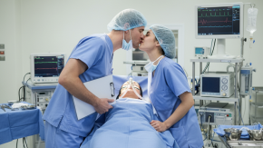 Medico lascia sala operatoria per fare sesso con l’infermiera