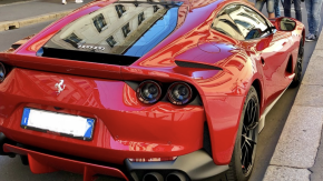 Sgasa con la Ferrari in centro e il vigile si complimenta
