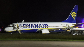 Passeggeri Ryanair strappano a morsi i loro passaporti