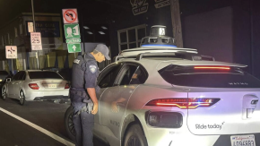 Polizia ferma un’auto ma a bordo non c’è nessuno