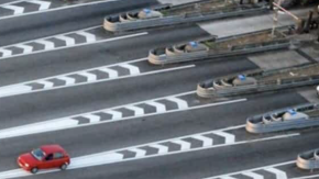Scende per pagare il pedaggio e l'auto riparte da sola
