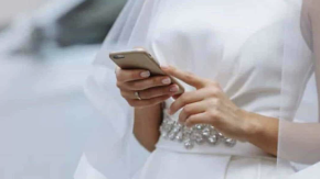 Legge sull'altare i messaggi hot dello sposo con la sua amante