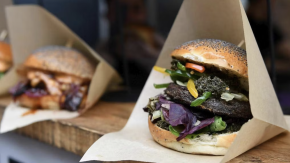 Vietato chiamarli veggie burger o salsiccia di tofu