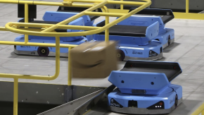 Amazon pronta a sostituire dipendenti con robot