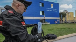 Napoli, arriva il metal detector nelle scuole