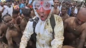 Il Festival dove ci si lancia la cacca