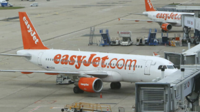 Scatta una foto all’aereo e non lo fanno salire