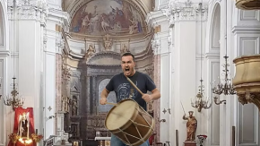 Non sopporta le campane, entra con un tamburo in chiesa