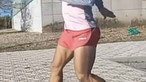 Corre i 100 metri sui tacchi all’indietro