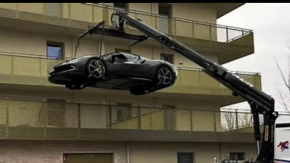 Parcheggia la Ferrari sul balcone, vicini infuriati
