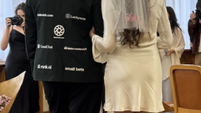 Finanzia il proprio matrimonio vendendo spazi pubblicitari sul vestito