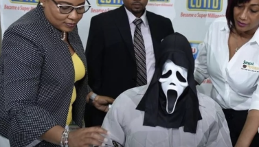 Vince la lotteria e indossa una maschera per non farsi riconoscere dalla famiglia