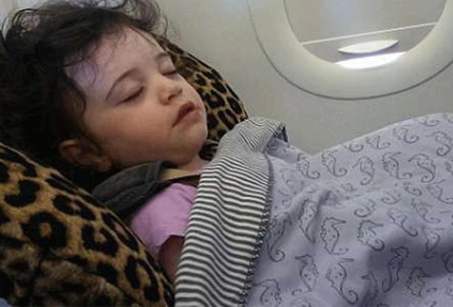 Il pianto della bambina minacia la sicurezza: famiglia espulsa dall'aereo
