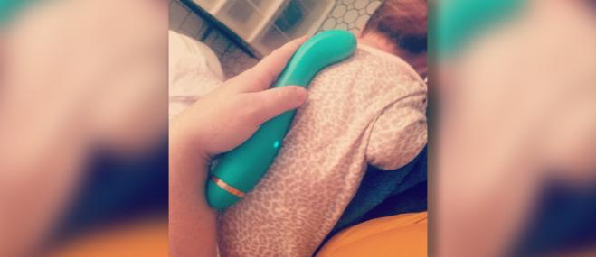 Mamma utilizza il vibratore sul figlio neonato per curare i problemi respiratori! 