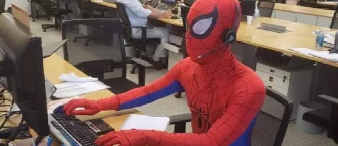 Uomo si licenzia e passa il suo ultimo giorno di lavoro vestito da Spiderman