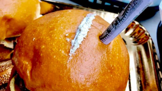 Il panino di Pablo Escobar con  striscia di  "coca" sul panino