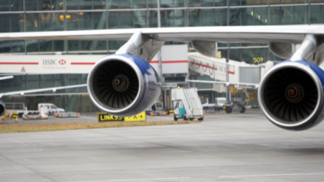 Lanciano una moneta nel motore dell'aereo come “portafortuna”. Arrestate due donne cinesi