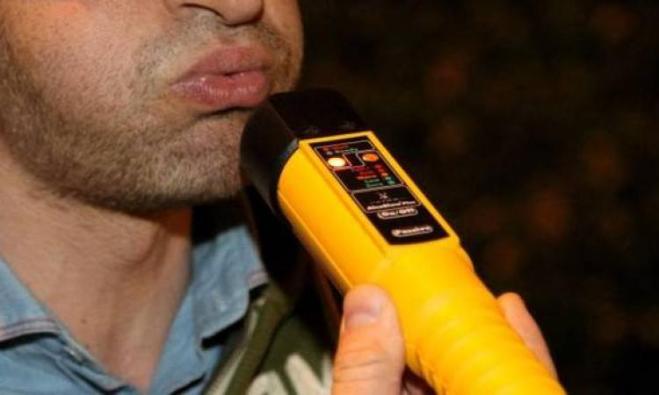 Lo fermano per l'alcol test e lui cerca di coprire l'alito spurzzandosi del deodorante in bocca!