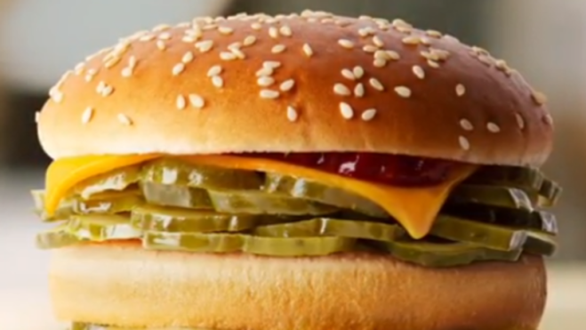 McDonald's ed il suo pesce d'Aprile: ora i clienti vogliono davvero l'Hamburger con solo sottaceti!