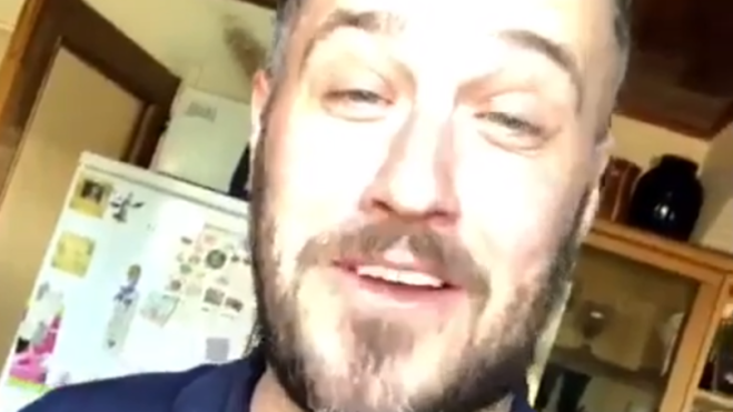 Uomo ubriaco si risveglia nella casa sbagliata e si cucina degli spaghetti!
