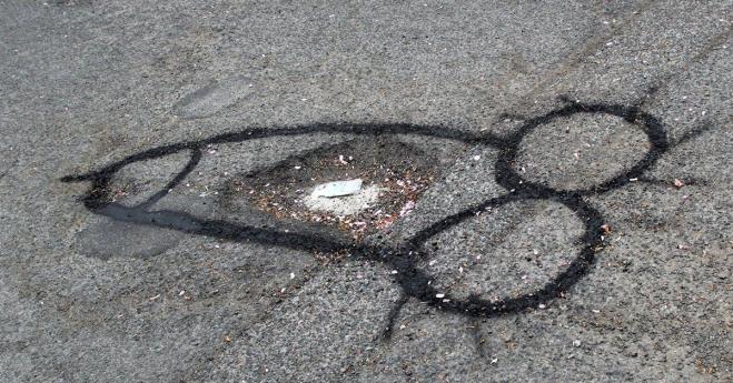 Buche vengono riparate dopo essere state evidenziate per le strade con un pene!