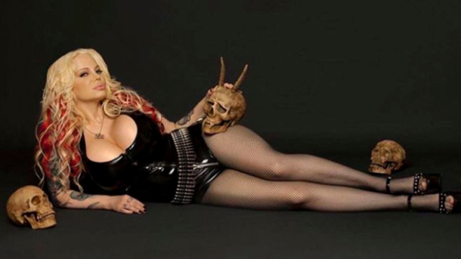 Pornostar satanista dichiara di avere il sangue alieno!