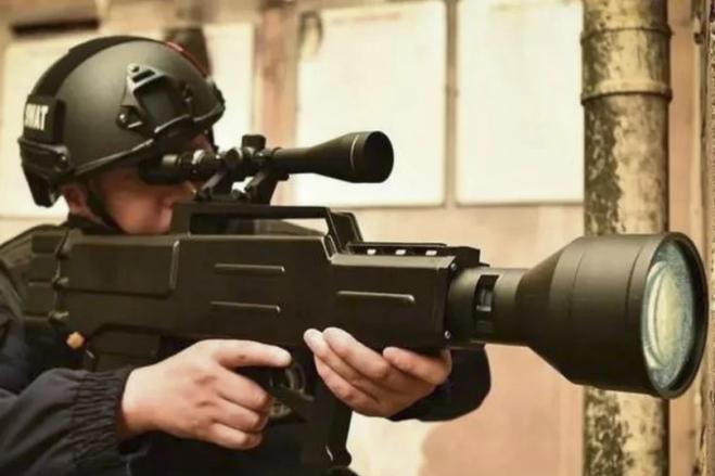  La Cina ora possiede dei “fucili laser” capaci di darti fuoco a un chilometro di distanza!