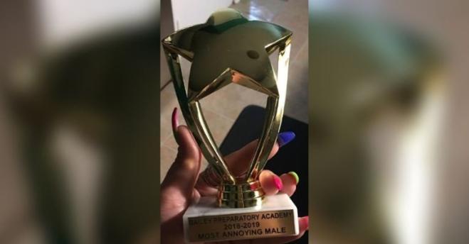 Insegnante da il premio al ragazzo autistico “bambino più fastidioso”: è polemica!